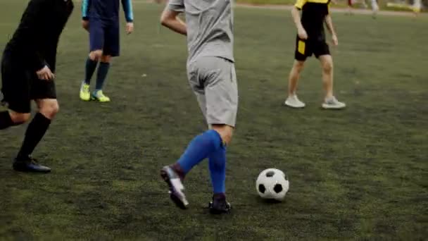 Die Spieler des Fußballclubs trainieren im Stadtstadion und verbringen die Spielmomente, indem sie sich in Teams einteilen. Zeitlupe - Filmmaterial, Video