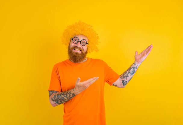 Hombre feliz con barba, peluca amarilla y gafas - Foto, imagen