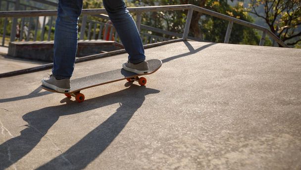 Skateboarder skateboarding on skate park - 写真・画像