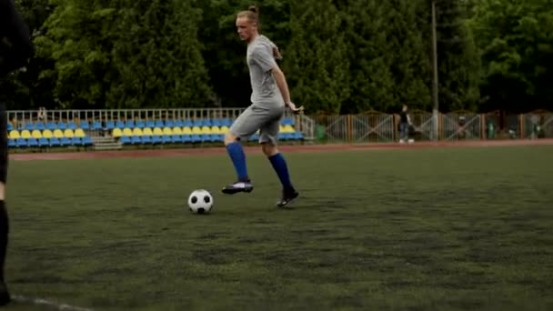 Fußballer trainieren und üben an einem Sommertag im Stadtstadion. Zeitlupe - Filmmaterial, Video
