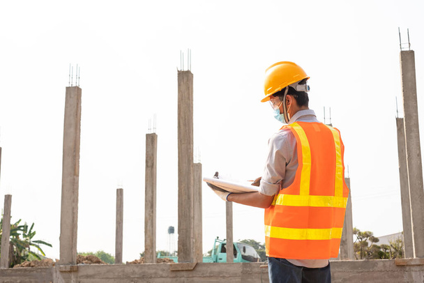 L'ingénieur ou l'architecte du chantier explore et inspecte les travaux extérieurs du chantier.. - Photo, image