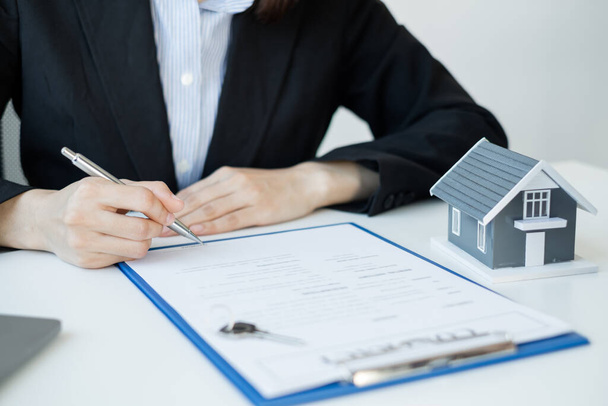 不動産投資および住宅保険契約の代理店は、顧客の購入を承認する住宅購入保険契約に従って契約を締結. - 写真・画像