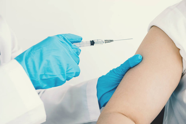 Naislääkärit rokotettu ruiskuilla epidemioiden ehkäisemiseksi sairaaloissa, terveydenhuollossa ja lääketieteellisissä konsepteissa. - Valokuva, kuva