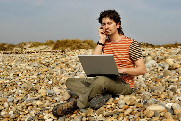 alkalmi fiatalember laptop a strandon - Fotó, kép