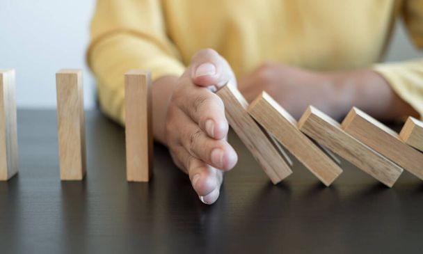 Руки бізнесменів грають у дерев'яну блокову гру. Концепція Ризик менеджменту та стратегії розвитку бізнесу та успіху
. - Фото, зображення