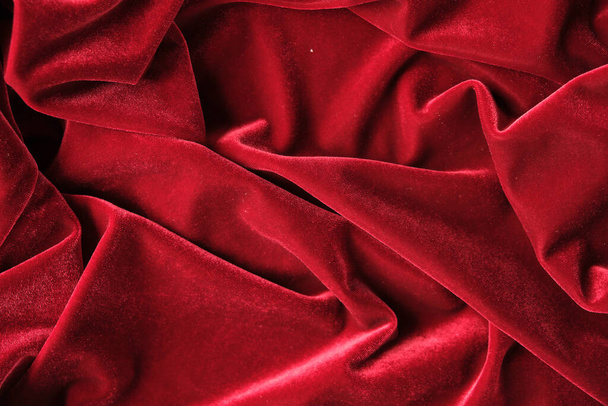 абстрактная текстура покрытого красным бархатом фона. Отставание текстильной промышленности. Крупный план. Вид сверху - Фото, изображение
