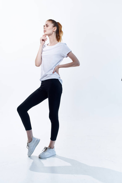Frau in Sportuniform posiert Fitness Cardio Licht Hintergrund - Foto, Bild