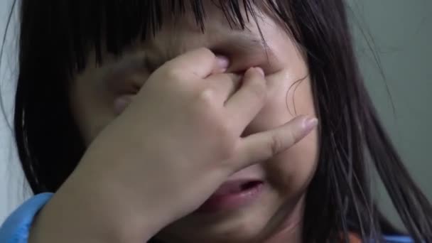 Primo piano mano della bambina copertina viso piangere tristemente - Filmati, video