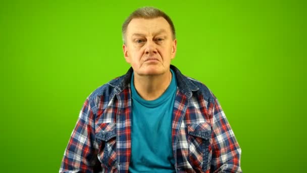Confused puzzled, bewildered senior caucasian man in checkered shirt shrugging shoulders uncertain expression and scratching his head. He doubts. Green screen. Chroma key. Close-up. - Footage, Video