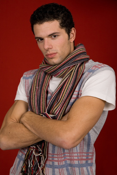 Portret van sexy jonge man, tegen rode achtergrond - Foto, afbeelding