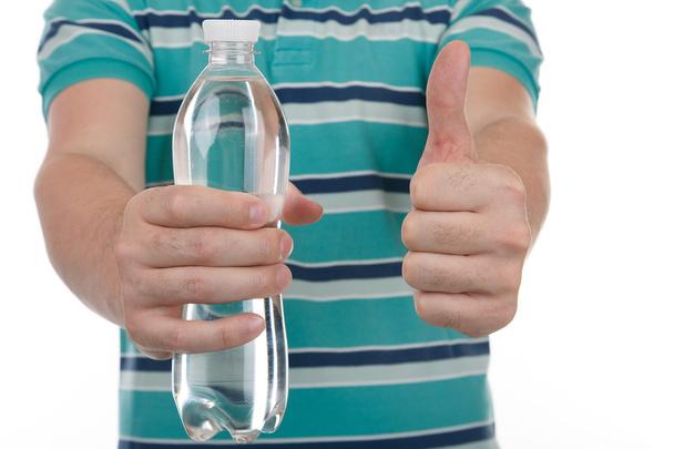 férfi kezében egy üveg víz - Fotó, kép