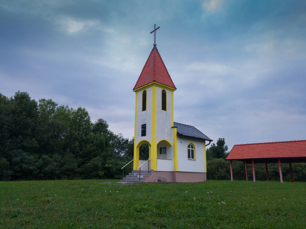 Kápolna Luscani faluban Brod közelében esténként - Fotó, kép