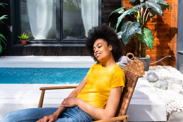 Beautiful afro-american woman with curly hair at home - Foto, Bild