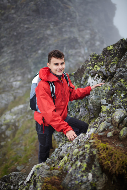 Teenage hiker on mountain - Фото, изображение