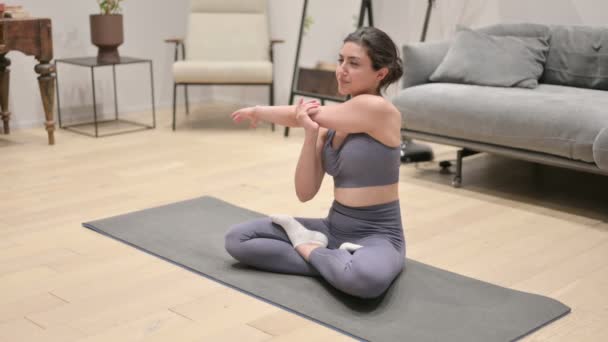 Vreedzame Indiase vrouw Mediteren op Yoga Mat thuis - Video