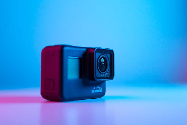 JOHOR BAHRU, MALAYSIA-JULY 2 2021: A close-up shot of GoPro HERO 7 Black with colorful background - Foto, Imagen