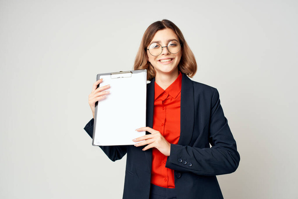 Üzleti nő munkamenedzser irodai dokumentumok hivatalos - Fotó, kép