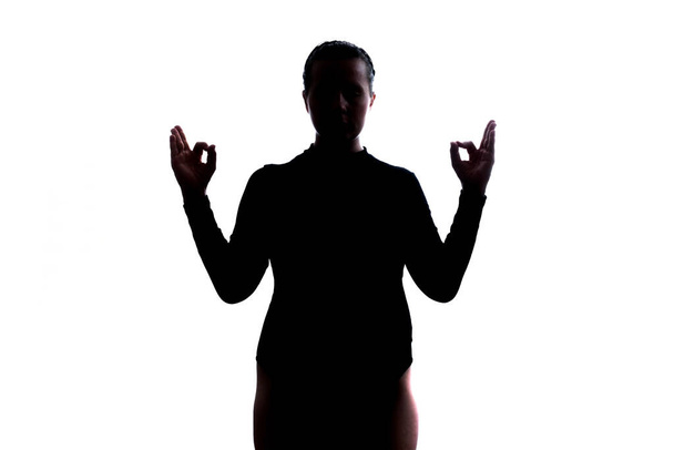 Молодая женщина медитирует, показывая жест мудры пальцами.. - Фото, изображение