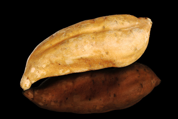 sladký brambor na černém pozadí - Fotografie, Obrázek