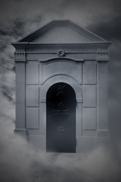 Сюрреалистическая кладбищенская часовня
 - Фото, изображение