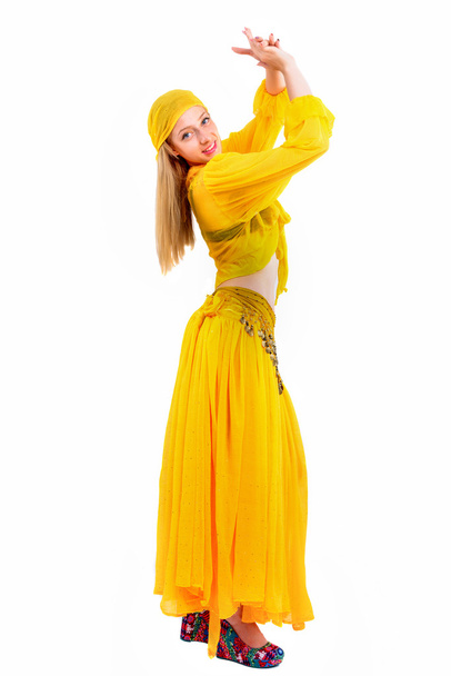 atractiva mujer en traje tradicional gitana
 - Foto, imagen