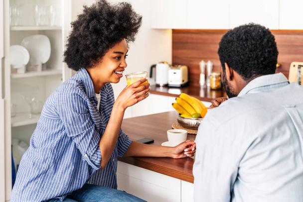 Beautiful afro american couple having breakfast together at home - Cheerful black couple spending time together in the morning - Φωτογραφία, εικόνα
