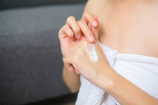 Mujer aplicando crema natural, Mujer hidratando su mano con crema cosmética, Spa y Manicura concepto. - Foto, imagen