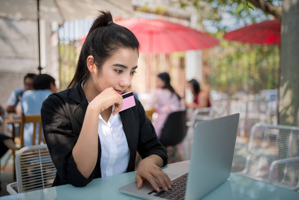 Kiireinen nuori liiketoiminnan nainen työskentelee työpöydällä kannettavan tietokoneen avulla kahvilassa - Valokuva, kuva