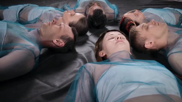 Imágenes de personas tumbadas con la cabeza en el centro del círculo - Metraje, vídeo