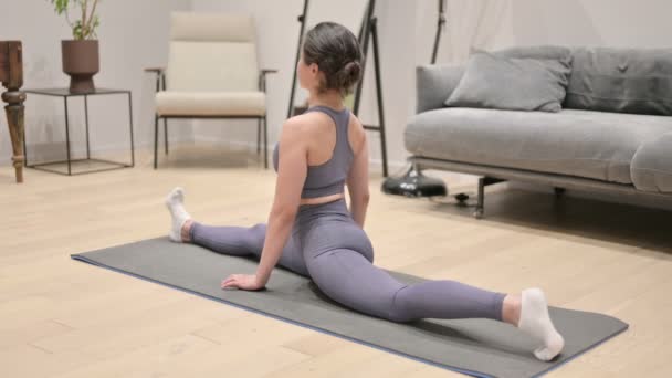 Indiase vrouw doet Splits op Yoga Mat thuis - Video