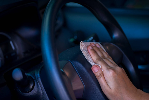 Donne asiatiche sapone spry e volante pulito auto con tovagliolo, concetto per Coronavirus, Covit-19 prevenzione e disinfezione. - Foto, immagini