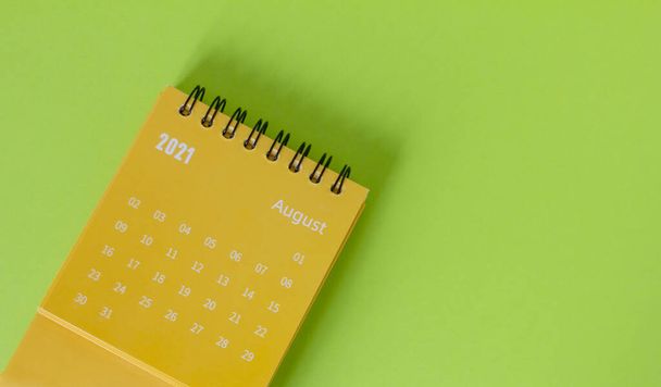 Calendario degli strappi per agosto 2021. Calendario desktop per pianificare, assegnare, organizzare e gestire ogni data. - Foto, immagini