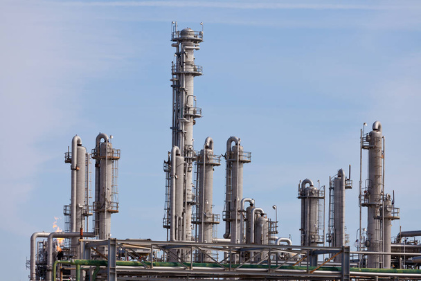 Öljy- ja kaasuteollisuuden petrokemian jalostamotehtaan jalostusreaktoritornit - Valokuva, kuva