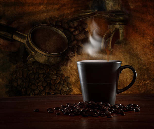 forró kávét keverési sült a fa asztal - Fotó, kép