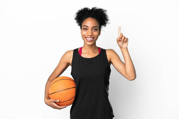 Jeune joueur de basket-ball femme latine isolée sur fond blanc pointant vers le haut d'une excellente idée - Photo, image