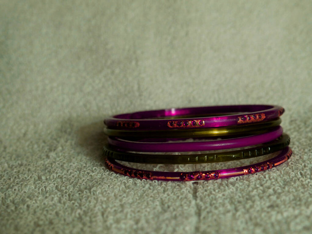 Hermoso brazalete de color púrpura presentando aislado en el fondo blanco, imagen concepto de estilo de vida mujer - Foto, imagen