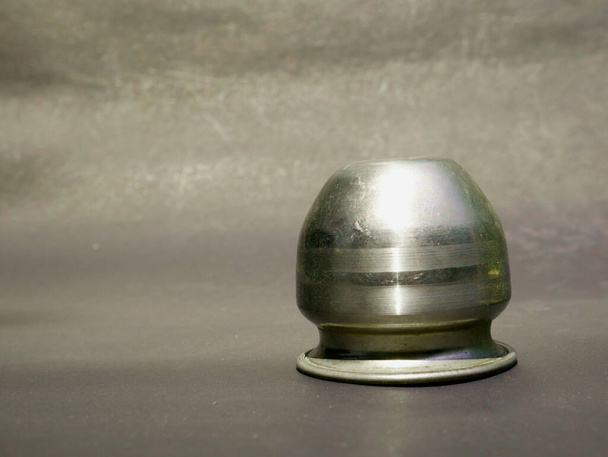 Ciotola in acciaio inox isolata su sfondo grigio, immagine prodotto posate cucina. - Foto, immagini