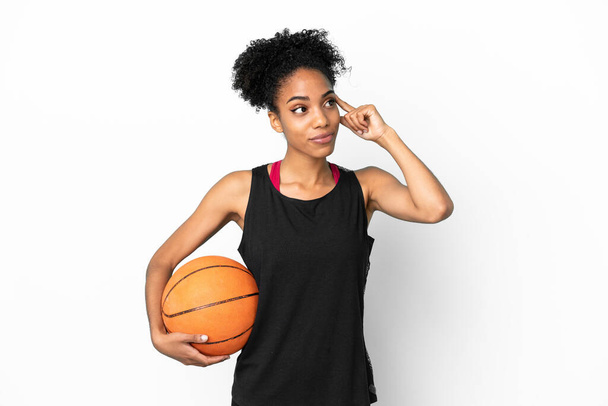Jeune joueuse de basket-ball femme latine isolée sur fond blanc ayant des doutes et la pensée - Photo, image