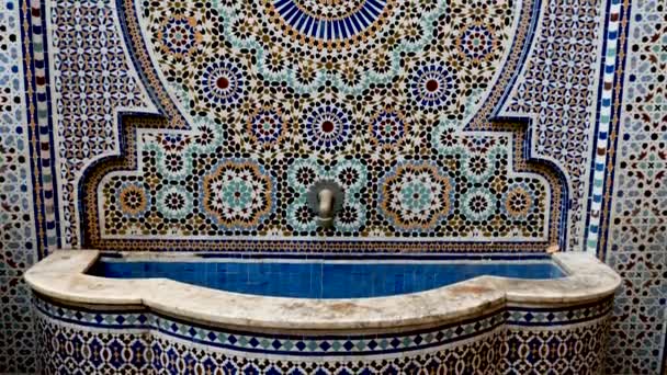 Fuente tradicional en Marrakech, Marruecos. Colorido mosaico en forma de estrella, patrón en el diseño geométrico islámico tradicional, hecho con colores naturales de índigo, azafrán, menta, kohl. Cámara avanza. - Imágenes, Vídeo