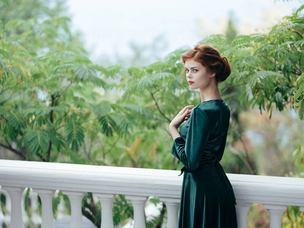 donna in abito verde nel parco romanticismo natura di lusso - Foto, immagini