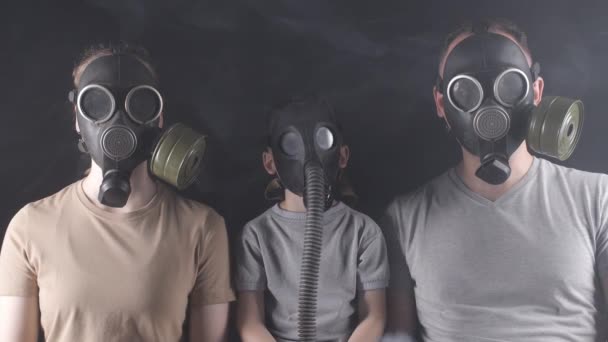 Σκοποβολή οικογένειας με μάσκες αερίου - Πλάνα, βίντεο