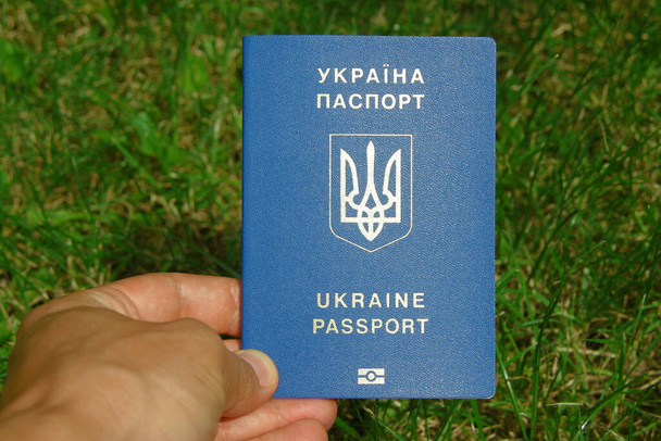Bir Ukrayna vatandaşının kağıt mavisi pasaportu. - Fotoğraf, Görsel
