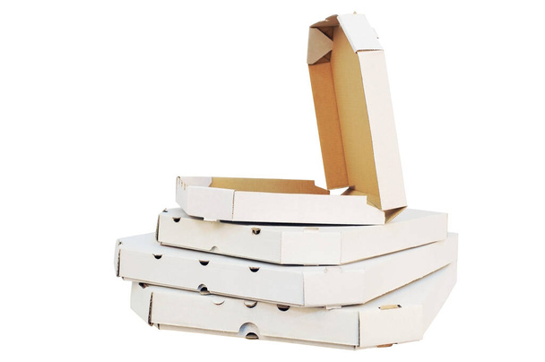 Pudełka po pizzy na białym tle leżą na sobie na gotowej pizzy. Izolacja - Zdjęcie, obraz