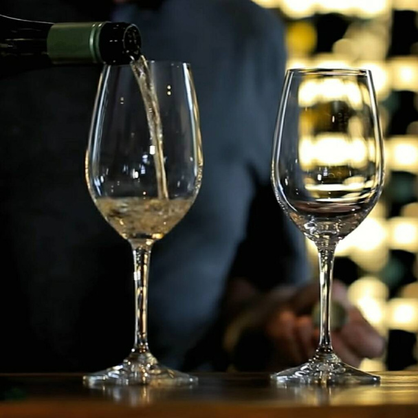 Wijn in wijnglas gieten - Foto, afbeelding