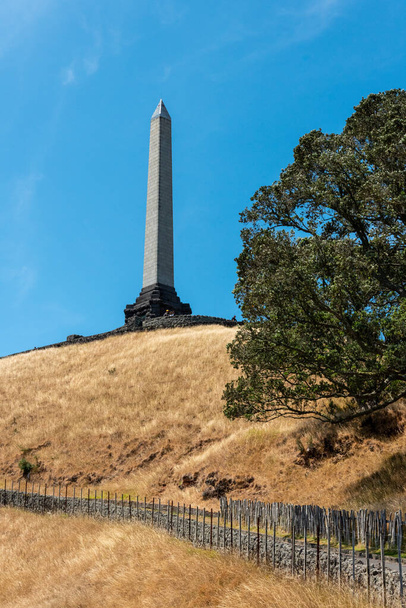 ニュージーランドのオークランドにあるOne Tree Hill ParkのObeilsk記念碑 - 写真・画像