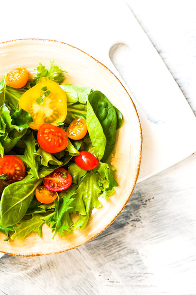 Green salad with colorful tomatoes - Фото, изображение