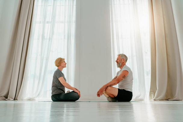 Manželé spolu doma cvičí jógu. - Fotografie, Obrázek
