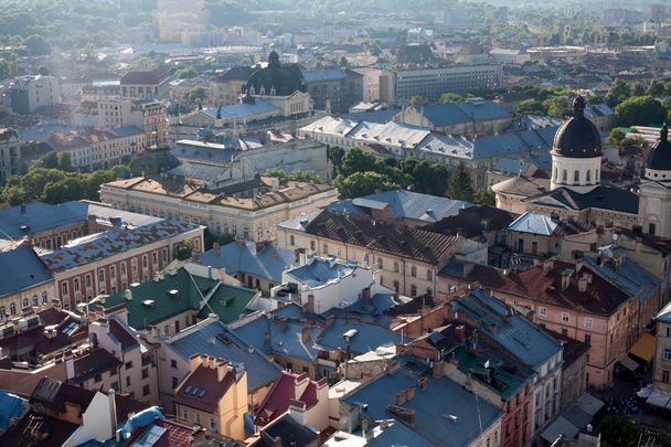 Vue d'ensemble du bâtiment historique sur le toit à Lviv, Ukraine
 - Photo, image
