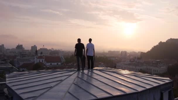 skaterzy na dachu - Materiał filmowy, wideo