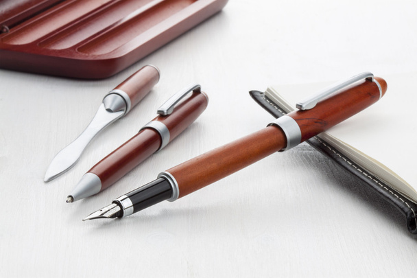 Деревянная перьевая ручка и ручка
 - Фото, изображение